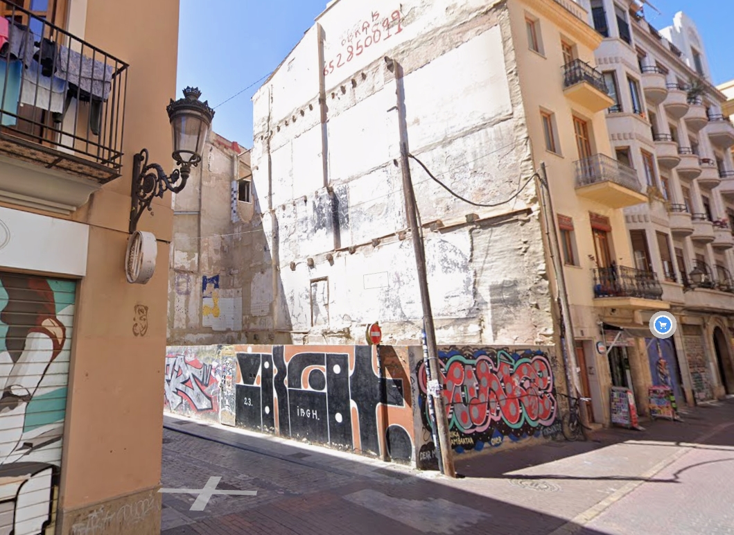 El Ayuntamiento de València ordena edificar en un solar de Ciutat Vella baldío durante años