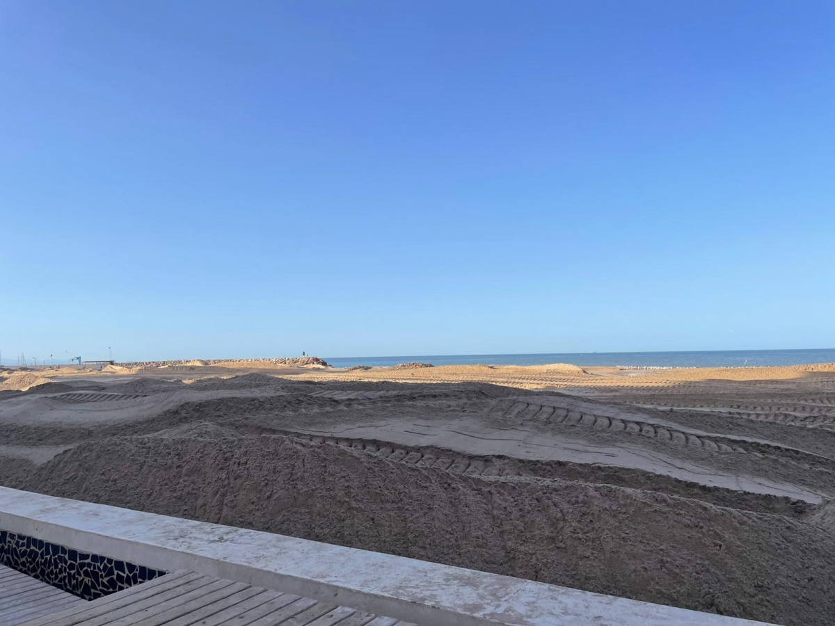 Alisado de arena en la playa de El Perelló. - Foto: VP Alisado de arena en la playa de El Perelló.
