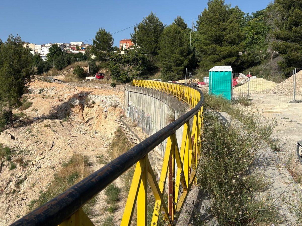 Paran la obra del nuevo vial a los polígonos Santiago Payá-Sant Benet en Alcoy tras deslizarse el terreno