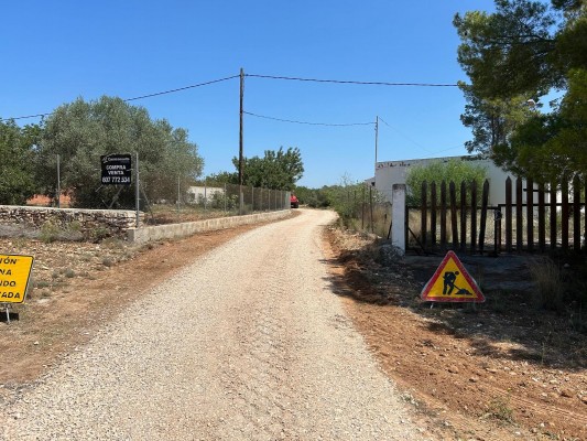 Les Useres inicia los trabajos para reacondicionar y pavimentar el Camino Garrofera