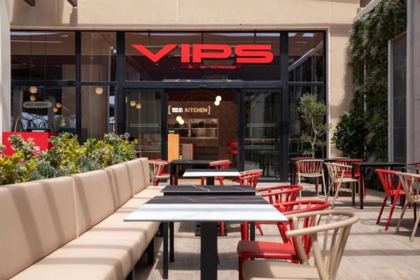 VIPS abre en Zenia Boulevard y crea 28 empleos con su sexto restaurante en la provincia de Alicante
