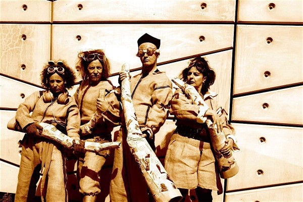 La compañía castellonense Visitants lleva este domingo a Montroi su espectáculo de teatro de calle 'Tempus'