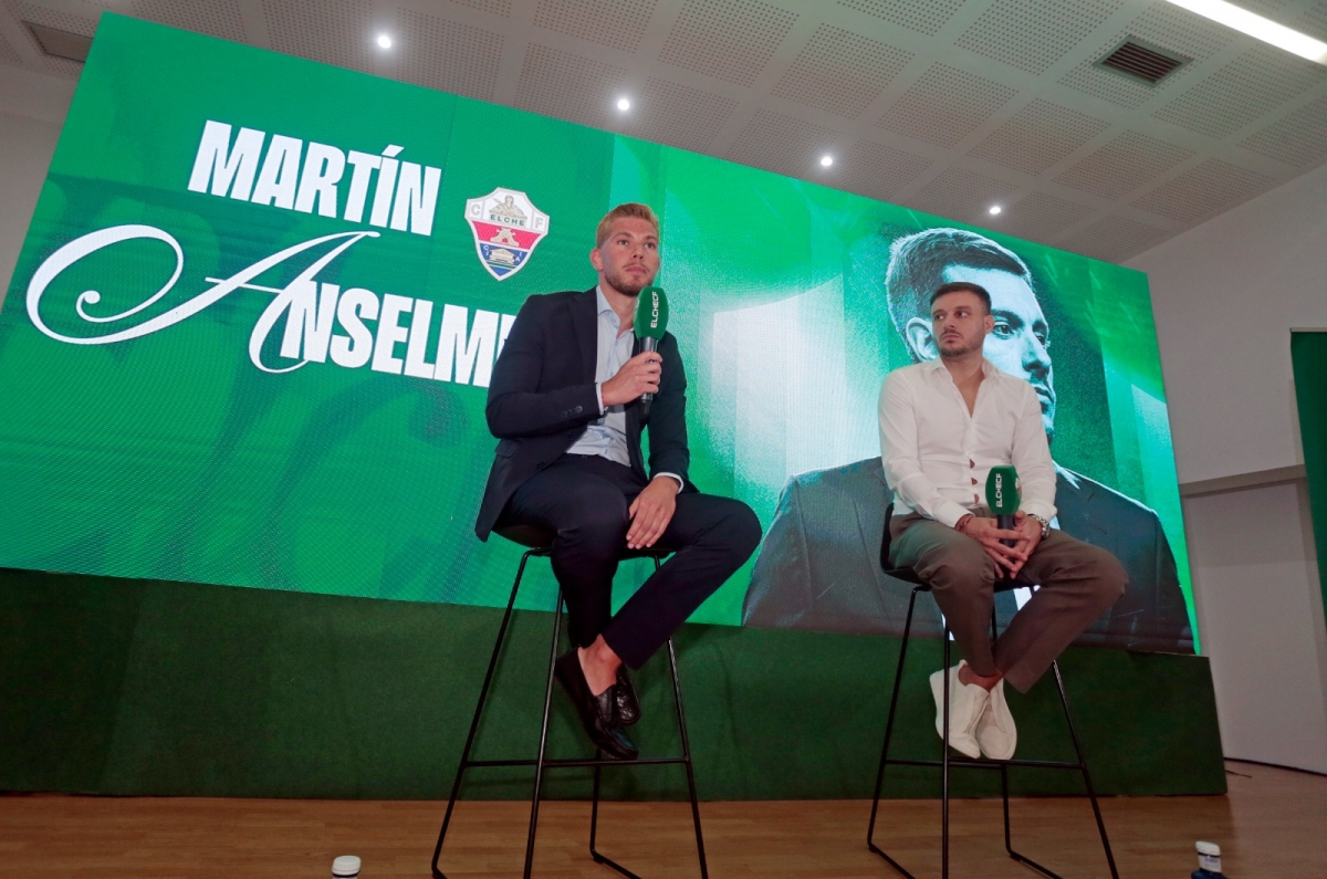 Pedro Schinocca acompañó a Martín Anselmi en su presentación - Foto: FITO GONZÁLEZ Pedro Schinocca acompañó a Martín Anselmi en su presentación