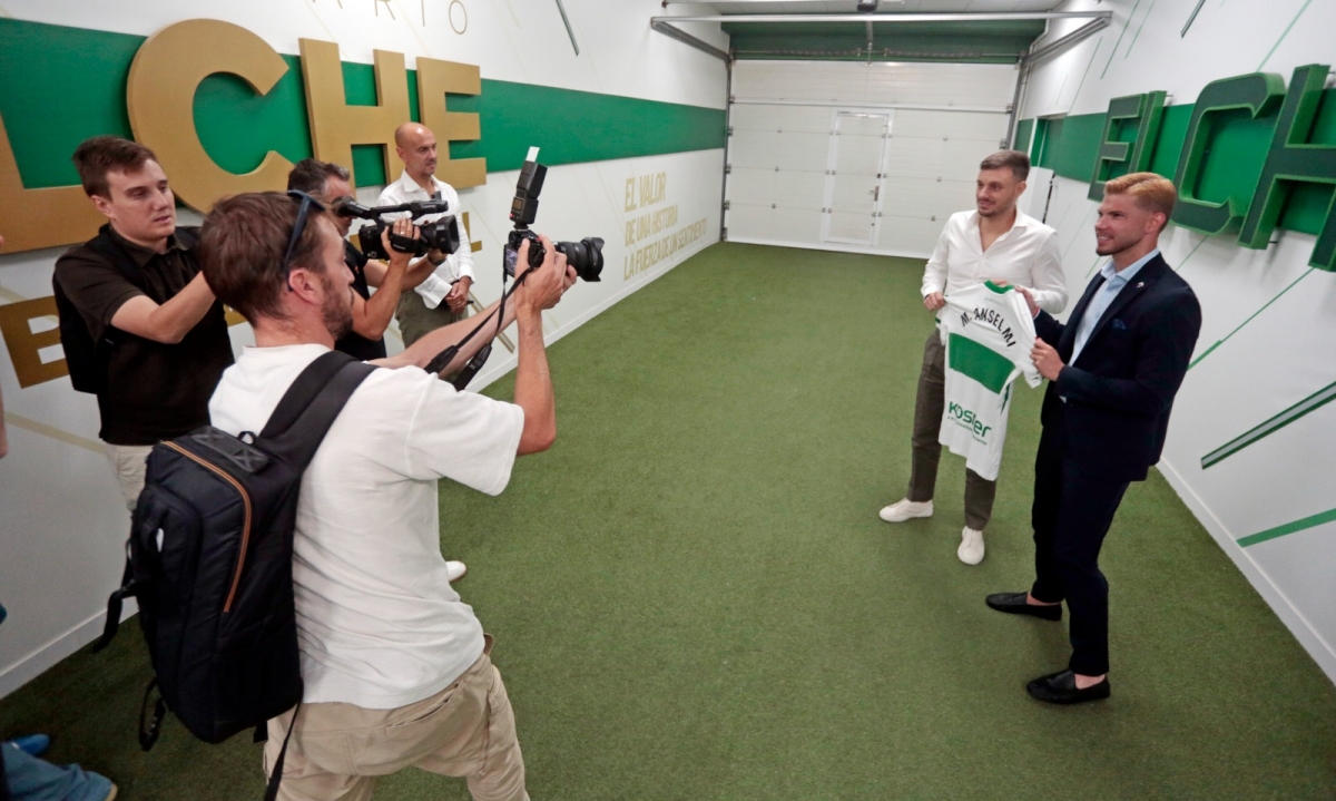 Primer día en la oficina para el nuevo entrenador franjiverde - Foto: FITO GONZÁLEZ Primer día en la oficina para el nuevo entrenador franjiverde