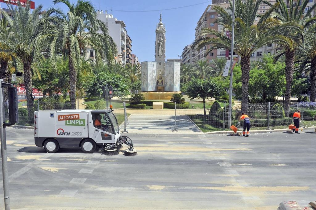 Pacto en la contrata de limpieza de Alicante: los trabajadores desconvocan la huelga en Fogueres