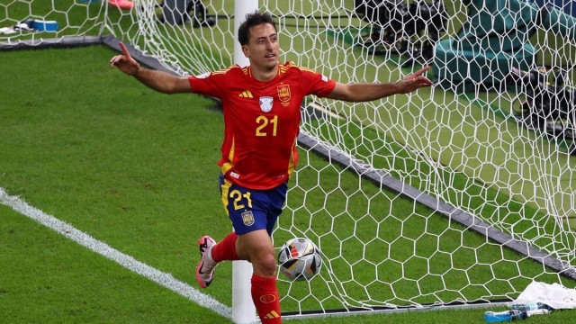 Mikel Oyarzabal vuelve a acertar en una final y se une a otros héroes de la 'Roja'