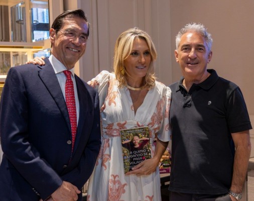 Jon Sistiaga y Mario Alonso Puig acompañan a Mónica Esteban en la presentación de su libro 'La quimio jugando se pasa volando'
