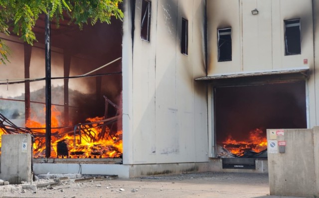 Un incendio causa graves daños en la fábrica de Hidronatur en Xàtiva