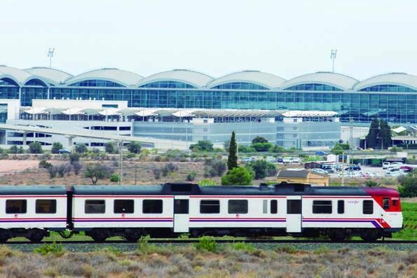 El tren de cercanías entre Alicante y Elche pasa junto al aeropuerto, en una imagen de archivo. - Foto: PEPE OLIVARES El tren de cercanías entre Alicante y Elche pasa junto al aeropuerto, en una imagen de archivo.