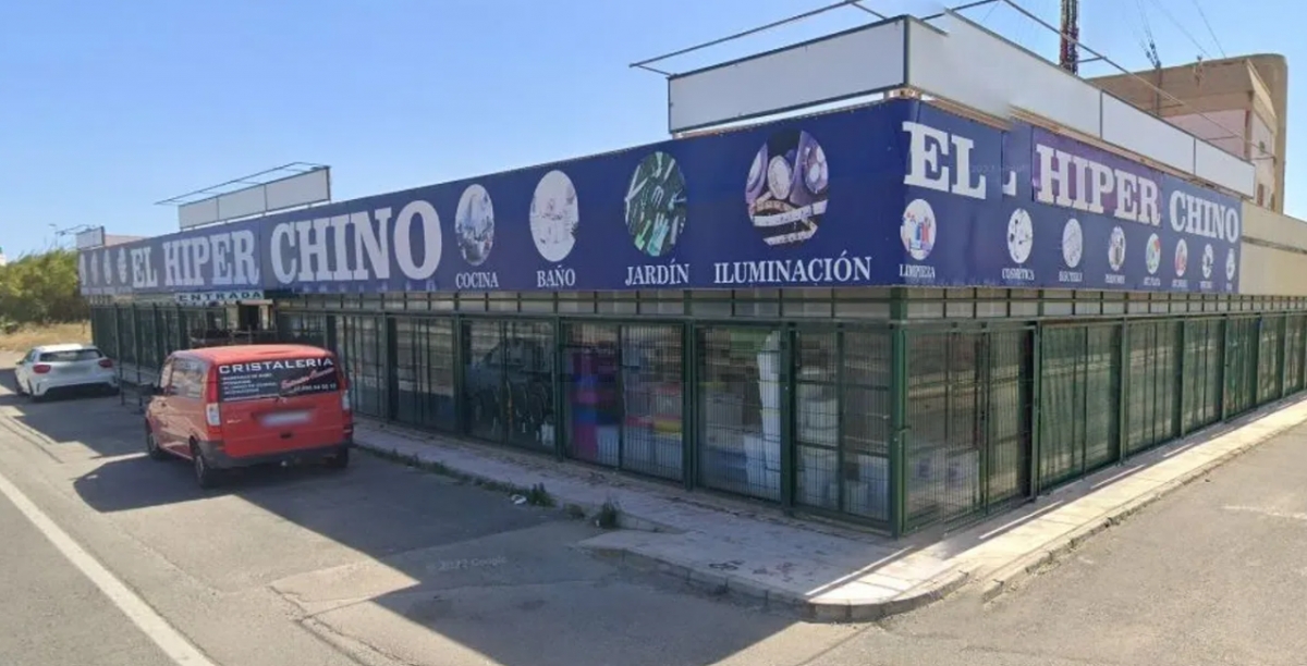 La entrada a La Manga busca reinventarse: el Bazar Chino de Los Triolas y una nave anexa salen a la venta por 490.000 euros