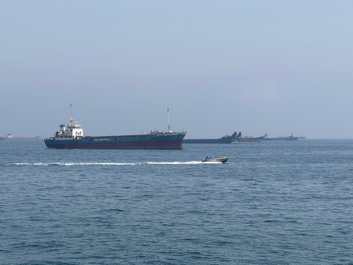 Irán confirma que el estrecho de Ormuz está completamente abierto para barcos comerciales