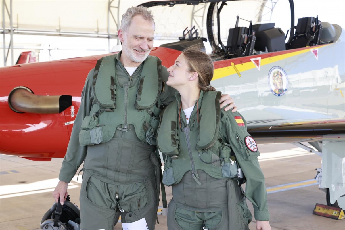 El rey Felipe VI y la princesa Leonor vuelan sobre el Mar Menor: realizan un vuelo de instrucción conjunto en la AGA de San Javier