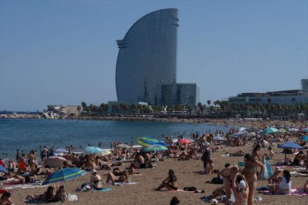Barcelona sube al máximo el recargo de la tasa turística, a 4 euros por persona y noche
