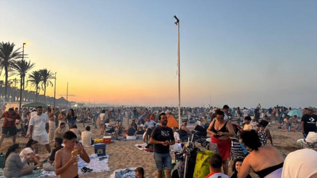 Un total de 240 personas conforman el operativo de limpieza habilitado para la noche de San Juan en València