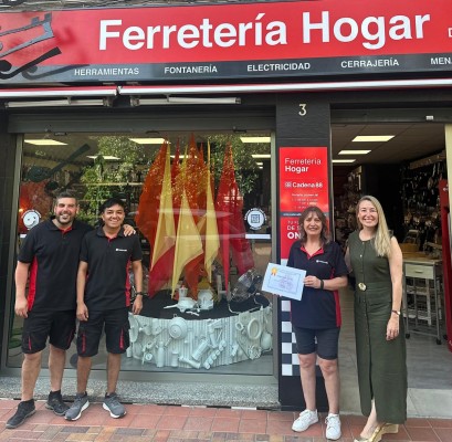 El comercio Ferretería Hogar gana el concurso de escaparates de Fogueres 2026 con una propuesta inclusiva