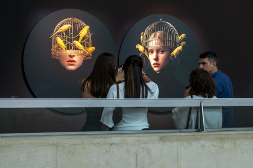 Manuel Fernández fusiona moda y arte en su muestra '¿Qué tengo en la cabeza?'