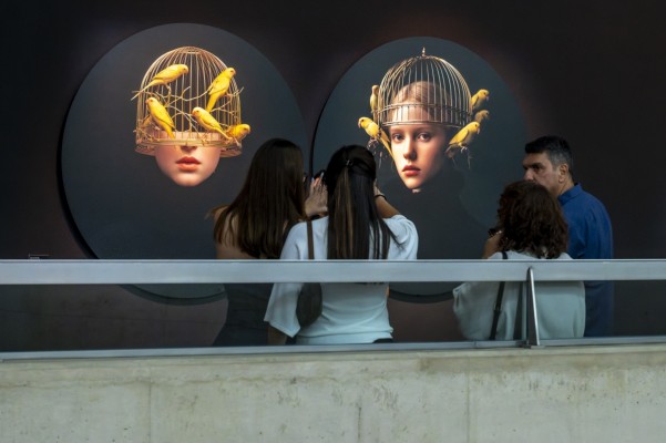 Manuel Fernández fusiona moda y arte en su muestra '¿Qué tengo en la cabeza?'