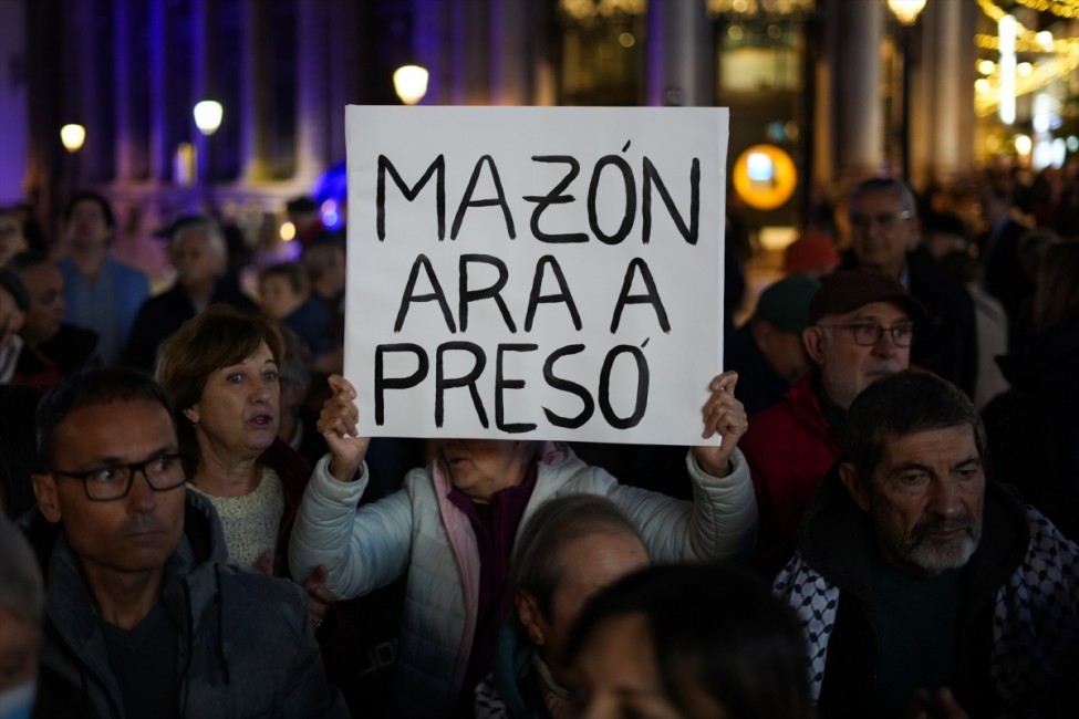 Decenas de personas durante una manifestación convocada bajo el lema 'Mazón a presò'. - Foto: JORGE GIL / EP
