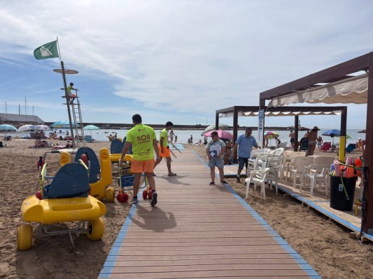 La Pobla de Farnals estrena material para reforzar la accesibilidad de sus playas y revalida el sello Qualitur