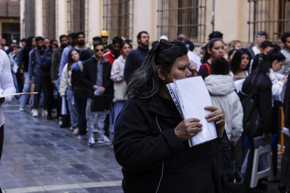 Varias personas hacen cola en las oficinas del padrón del Ayuntamiento de Valencia, a 20 de abril de 2026, en Valencia - Foto: Rober Solsona / Europa Press