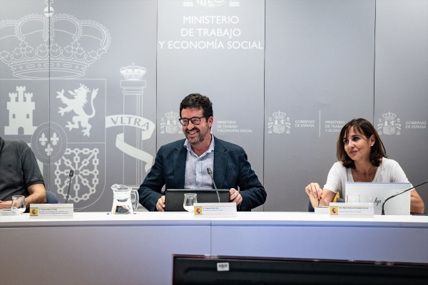 Trabajo ofrece a la CEOE la aplicación paulatina de la reducción de jornada a lo largo de 2025