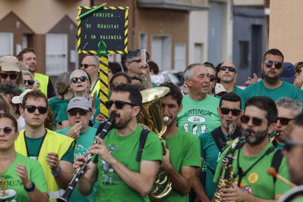 Víctimas de la dana, docentes y otros colectivos se concentran ante la junta del PP en Valencia