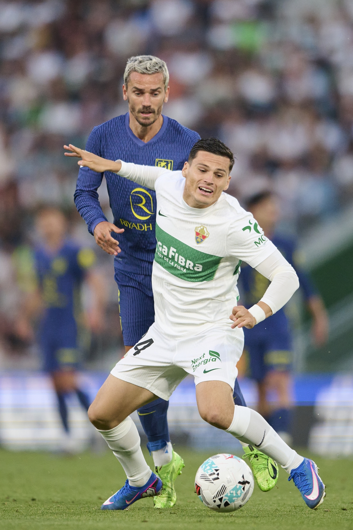 Cepeda protege el balón ante Griezmann el pasado mes de abril