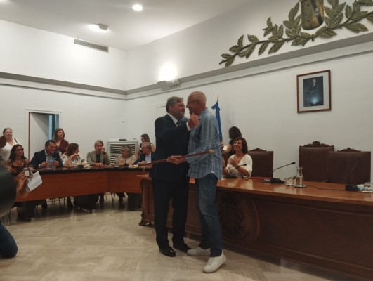 Rafa Carrió (Compromís) tiende la mano a la oposición en su investidura como nuevo alcalde de Dénia
