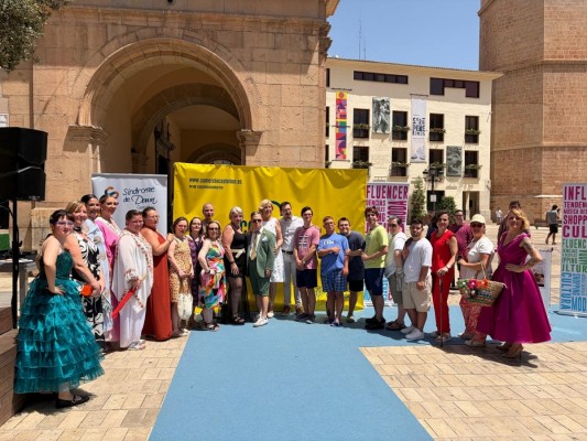 El primer desfile inclusivo de Castelló llena de moda local la Plaza de la Pescadería