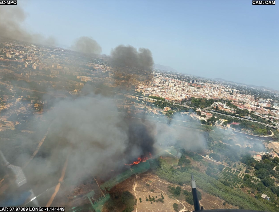 Un incendio de cañas en la mota del río Segura obliga a desplegar a los bomberos y tres helicópteros