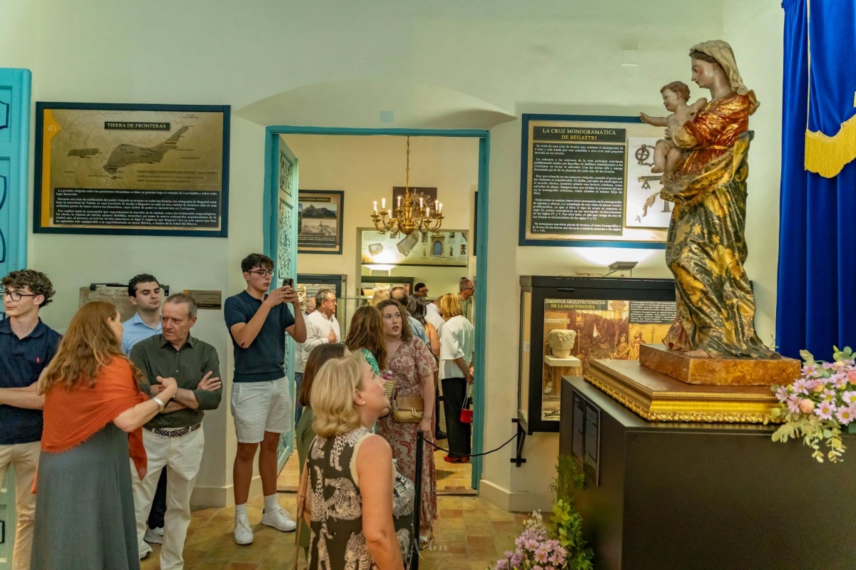 Cehegín brilla con una exposición histórica que muestra un siglo de maravillas a través de su historia, su devoción y sus tesoros ocultos
