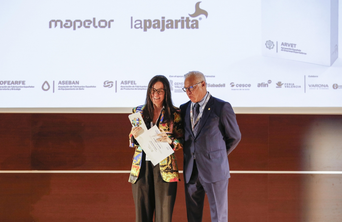 Beatriz Sanchís, directora de Marketing y Comunicación, junto a Vicente Llatas (ARVET).