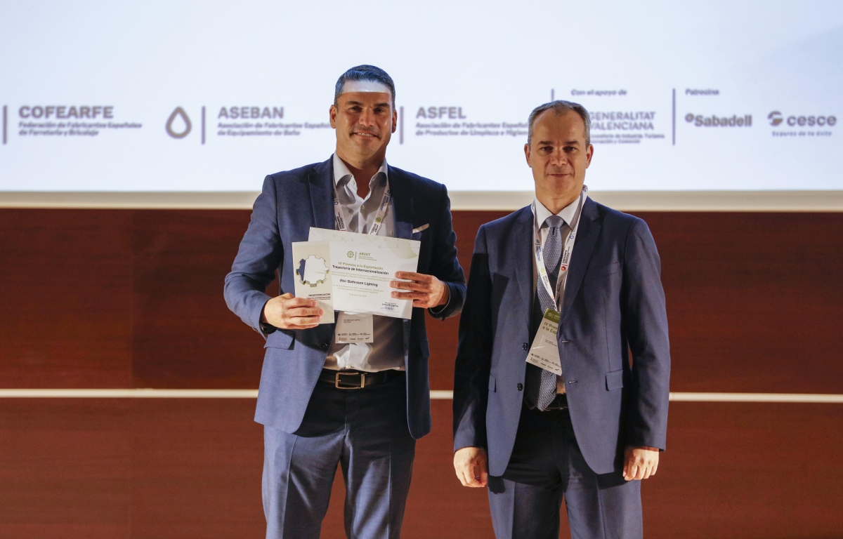 Raúl Ribé, director de Marketing y Ventas de EBIR, recibió el premio de manos de José Antonio Cola (Banco Sabadell).