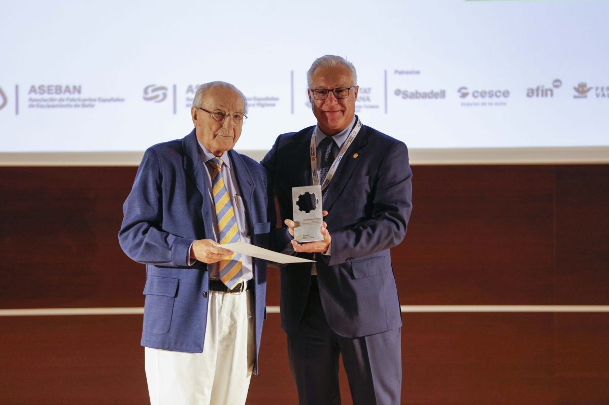 Salvador Serrano recoge su premio de manos del presidente de ARVET, Vicente Llatas.