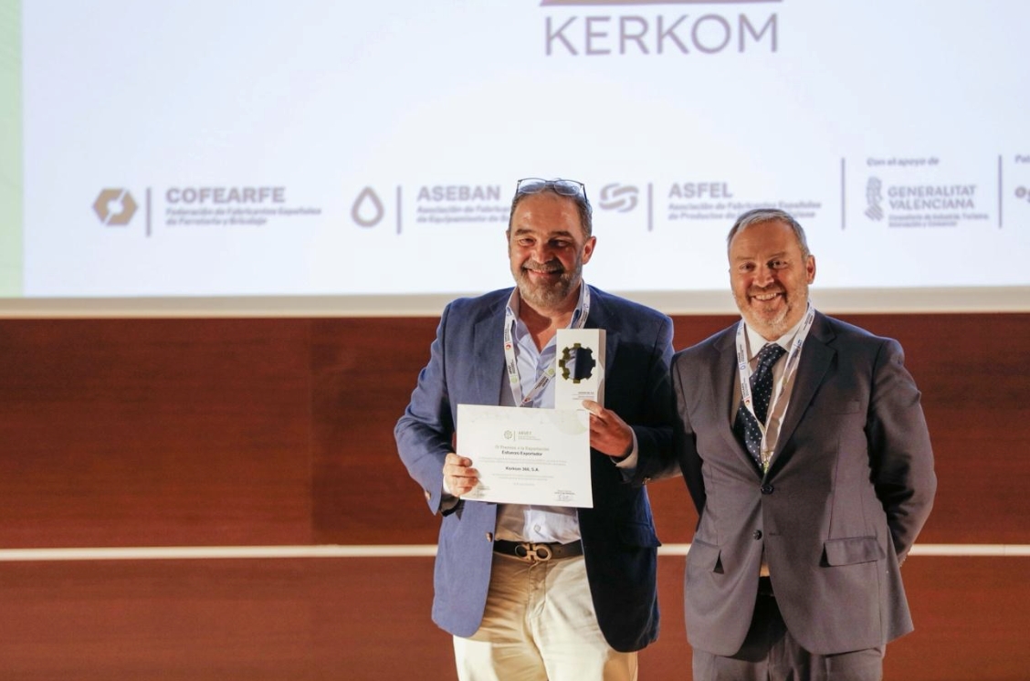  Jesús Gabriel López recibió el galardón de manos de Rafael García (CESCE).