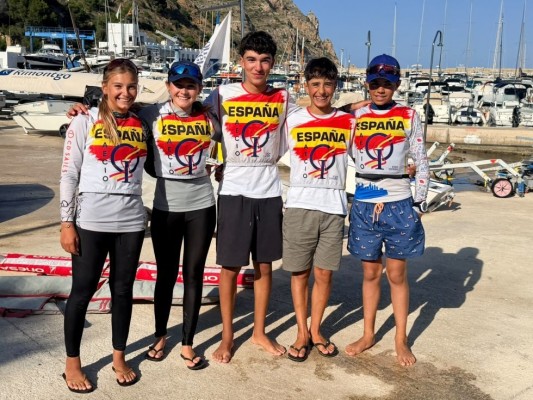 Mara Peñalver, del CN Mar Menor, arranca liderando el Mundial de Optimist en aguas de Marruecos