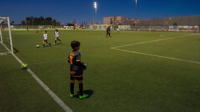 El campo de fútbol municipal de Pinedo ya dispone de unas nuevas luminarias que mejoran la eficiencia energética en un 30%