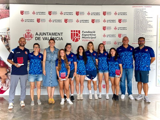 La concejala de Deportes, Rocío Gil, recibe a la Selección Valenciana de sófbol tras su éxito en el Nacional Sub-18