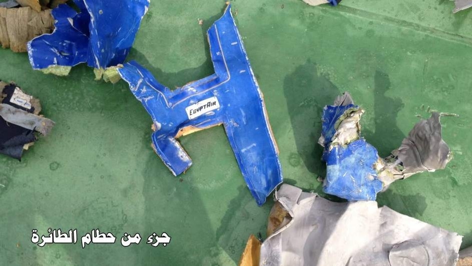 El examen preliminar de los restos humanos apunta que el vuelo MS804 de EgyptAir sufrió una explosión a bordo