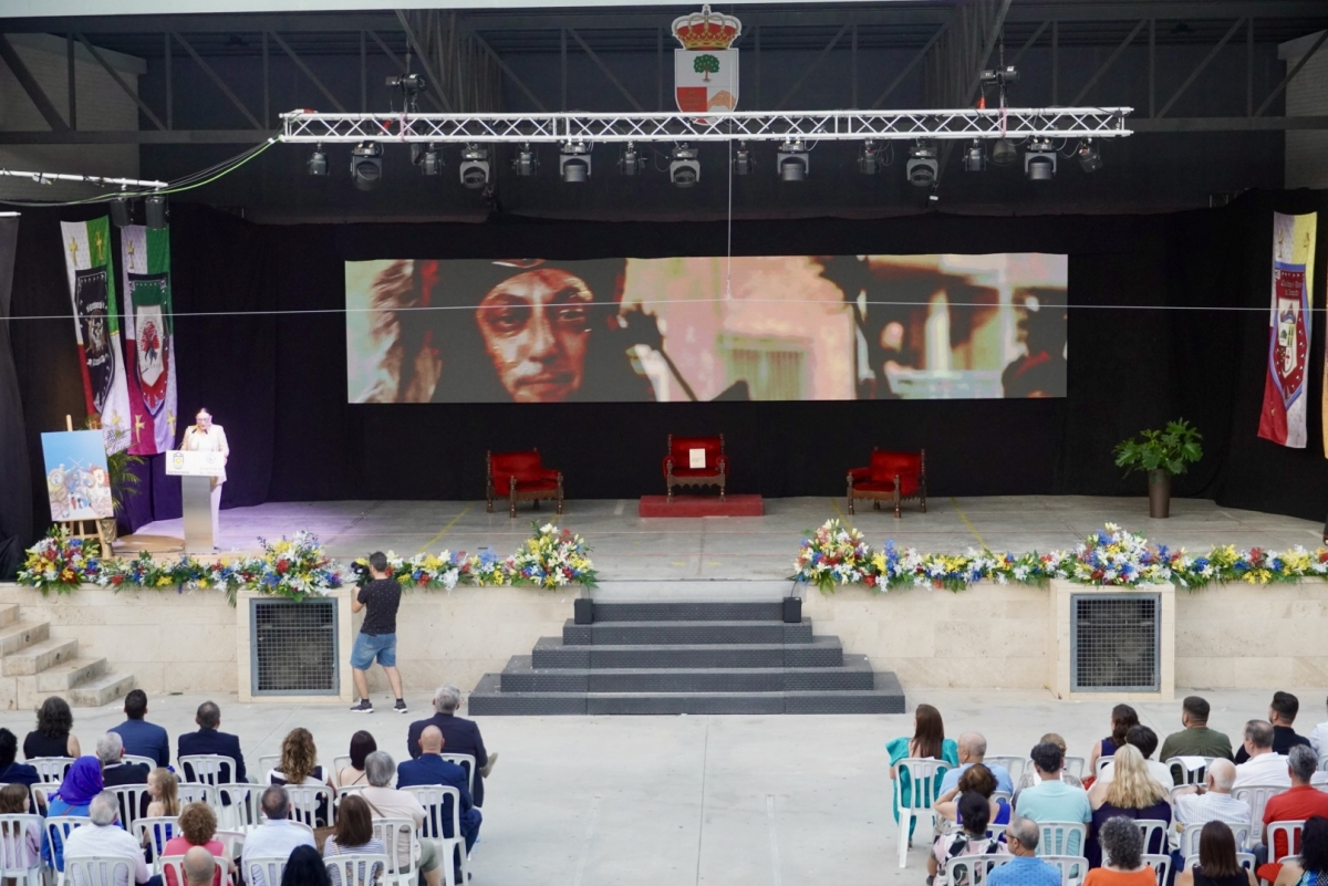 Eva Reverte en el pregón de los Moros y Cristianos de Santomera.