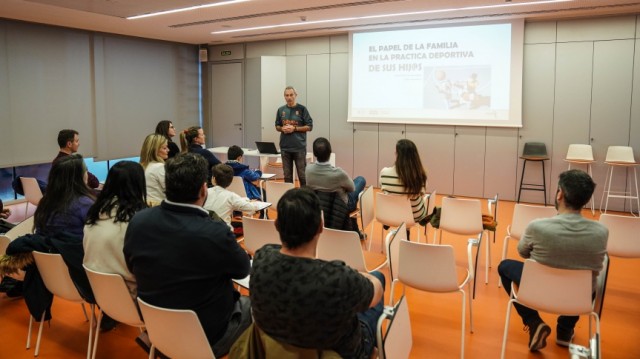 Gran acogida del nuevo proyecto de L'Alqueria para orientar a los padres de los jugadores