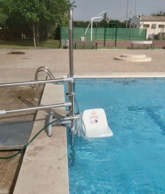 Monforte del Cid instala una silla elevadora en la piscina municipal para mejorar la accesibilidad