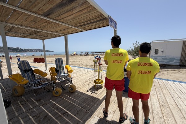 Benicàssim triplica las horas de servicio de baño asistido para reforzar la accesibilidad en sus playas
