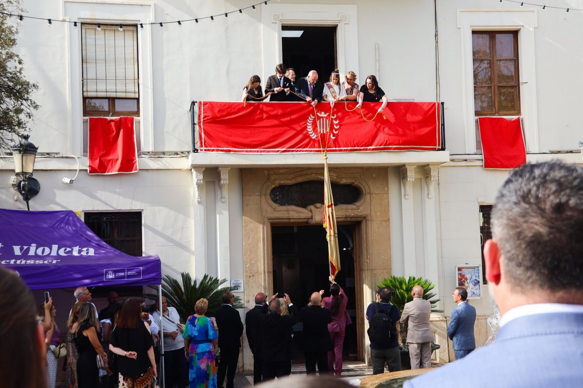 Bajada de la bandera. - Foto: AYUNTAMIENTO DE EBENTÚSSER Bajada de la bandera.