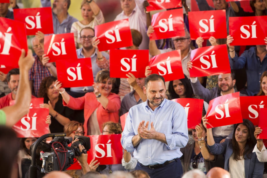 Ábalos, en un mitin durante su etapa como líder provincial del PSPV hace una década.