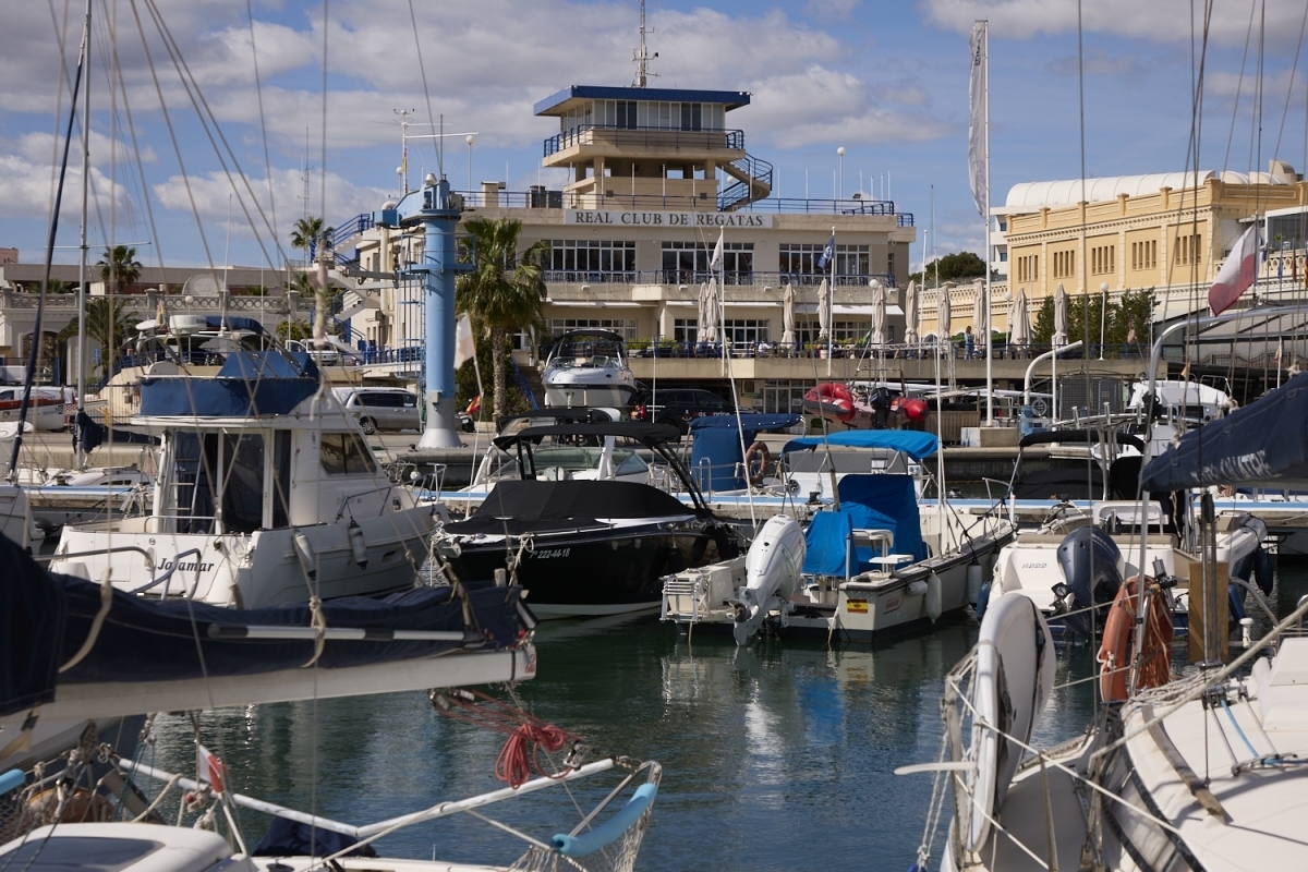 Otra asamblea tensa en el Club de Regatas de Alicante: prórroga de amarres y obras en pantalanes