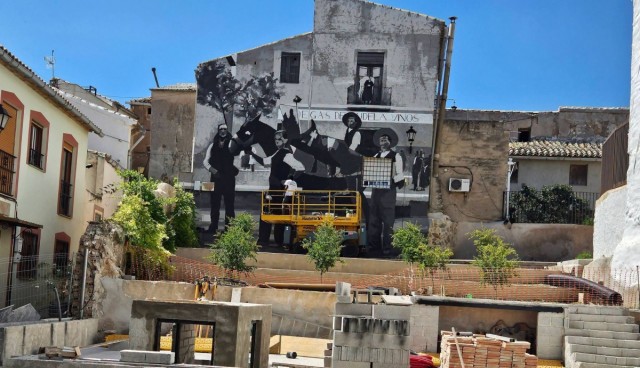 Pintando la memoria: Caravaca se 'tatúa' una fotografía histórica de los Caballos del Vino