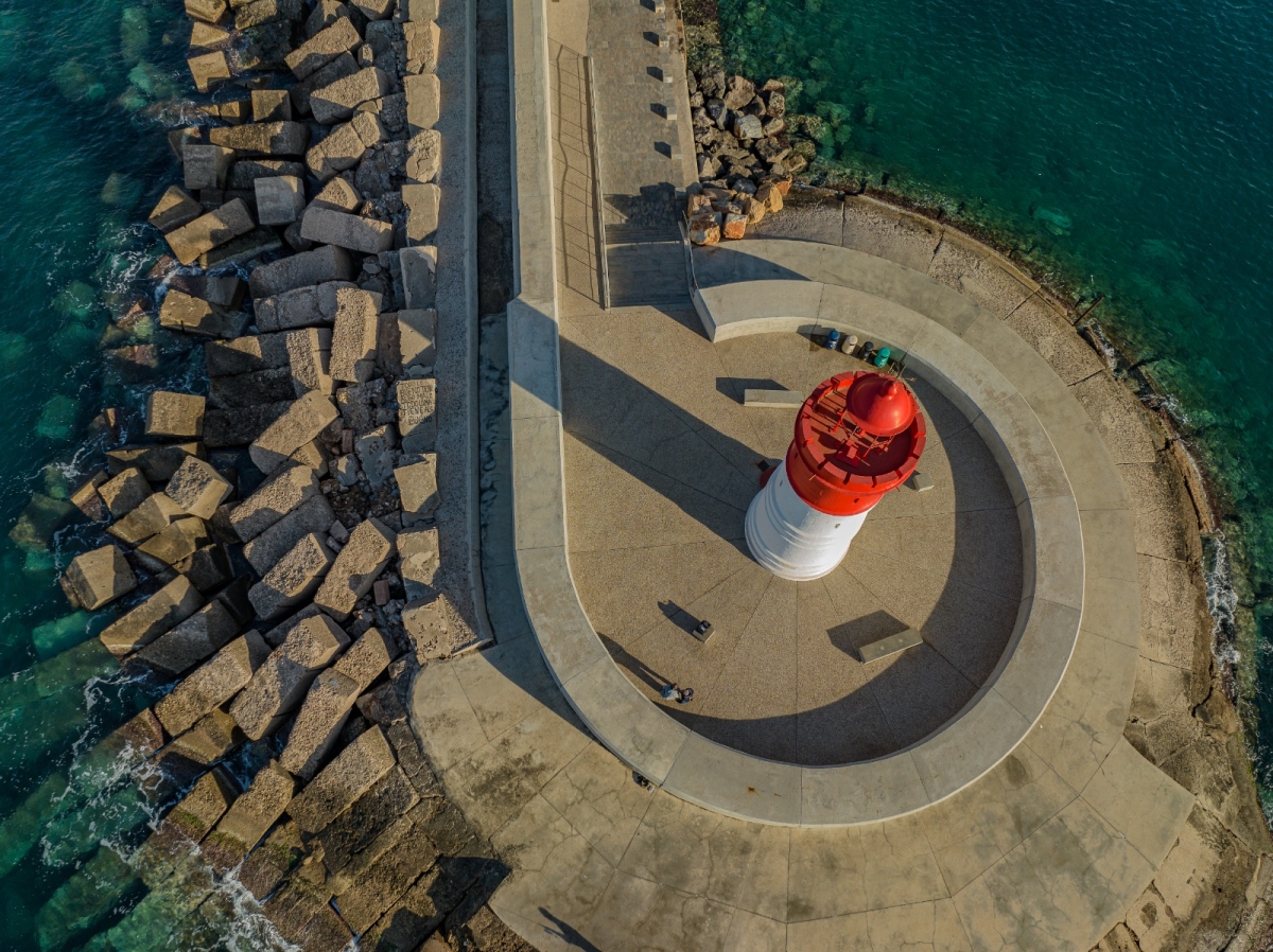 Los mejores 'posados' del Faro de Navidad: fotografías de un símbolo de Cartagena desde el cielo y desde la costa