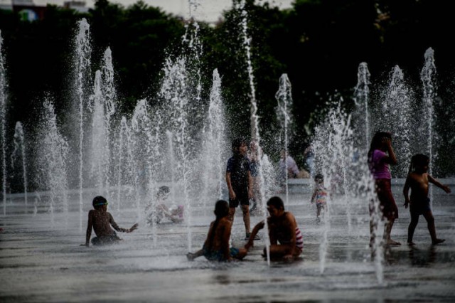 El litoral valenciano vive la primera noche tórrida del verano con más de 25 grados 