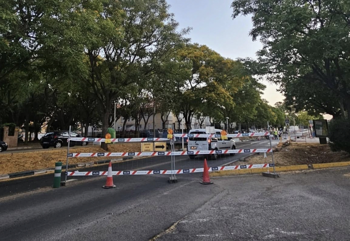 Transportes corta el tráfico en el único puente operativo de Picanya sobre el barranco del Poyo tras la Dana